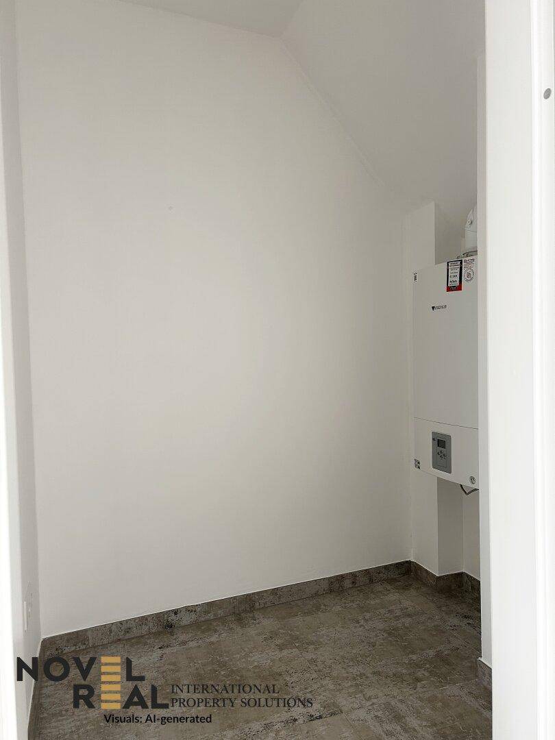 Kleiner Abstellraum mit Heizungsanlage und Fliesenboden.