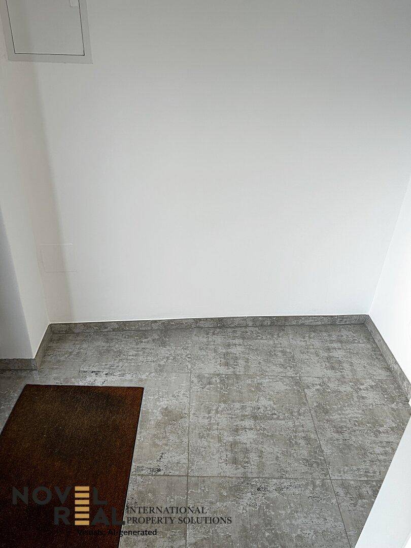 Eingangsbereich mit modernen Fliesen und sauberer, minimalistischer Gestaltung.