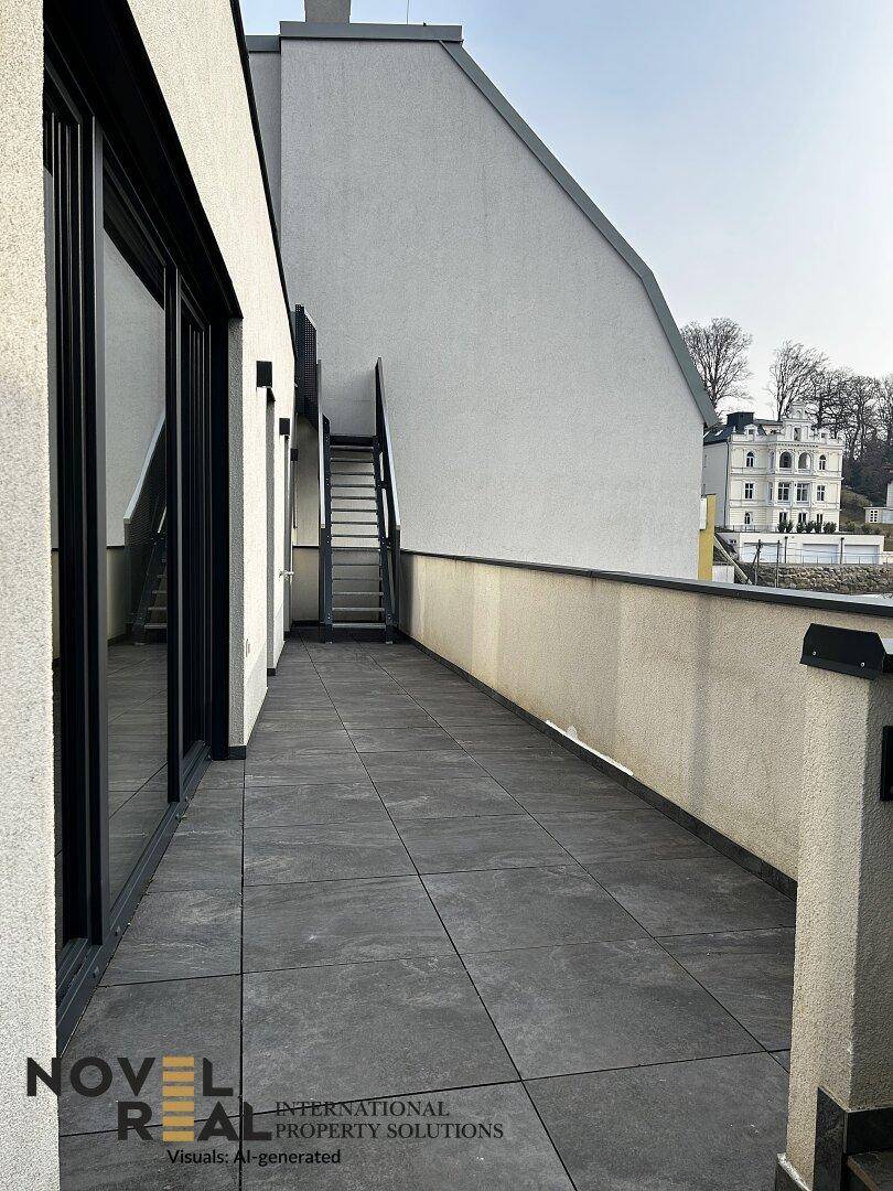 Geräumige Terrasse mit Fliesenboden und Blick auf die umliegenden Gebäude.