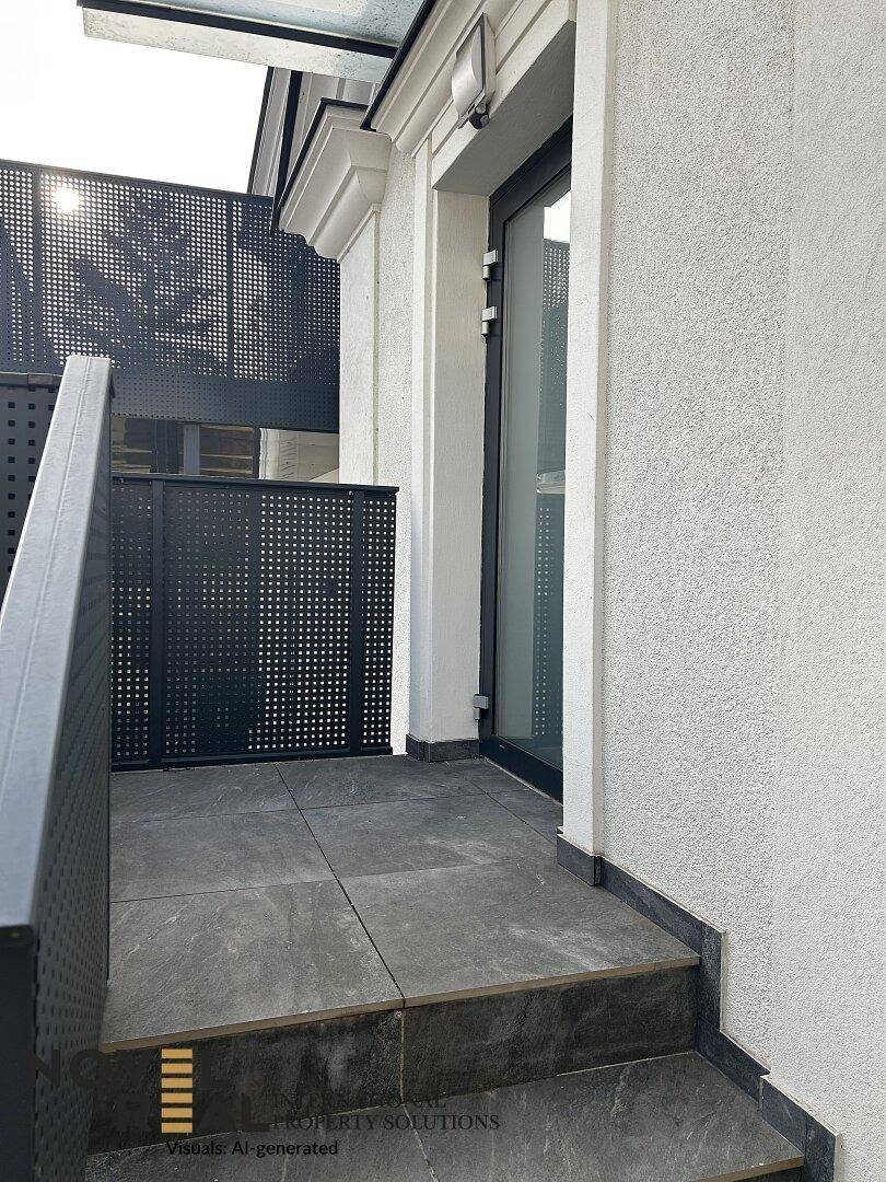 Kleiner Terrassenbereich mit Fliesenboden und Zugang zum Gebäude.