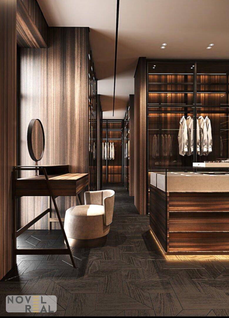 Elegantes Ankleidezimmer mit Schminktisch, Sitzgelegenheit und beleuchteten Kleiderschränken.
