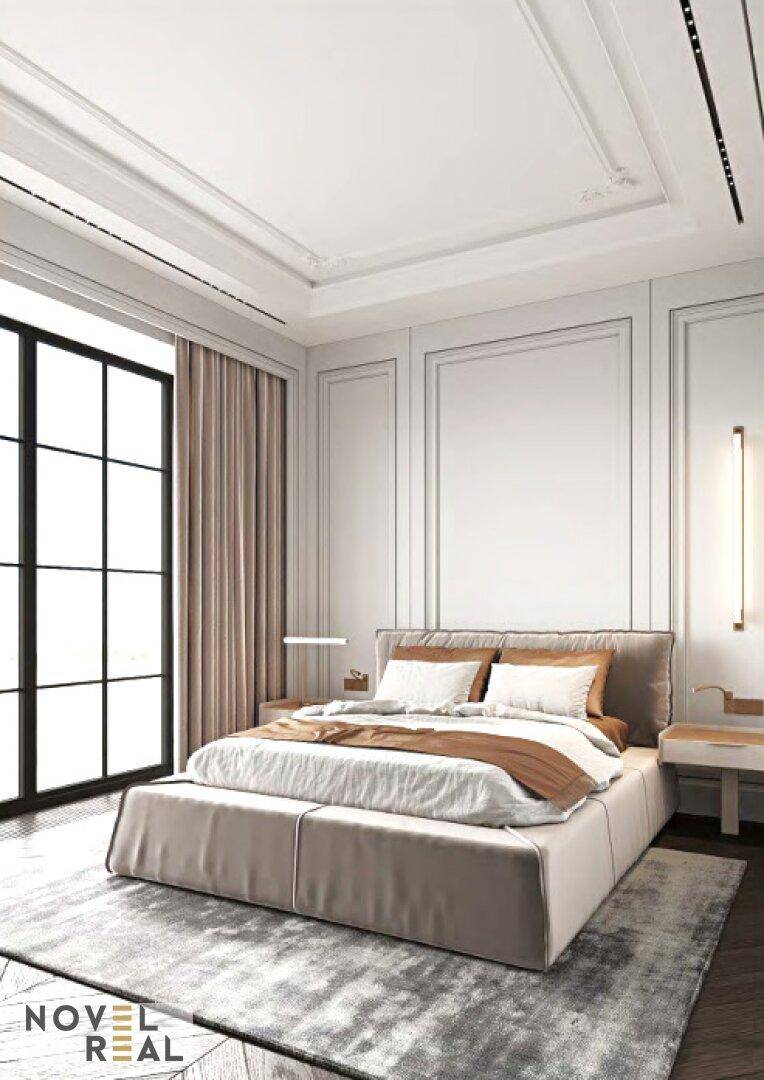 Helles Schlafzimmer mit elegantem Design, Stuckdecke und großem Fenster.
