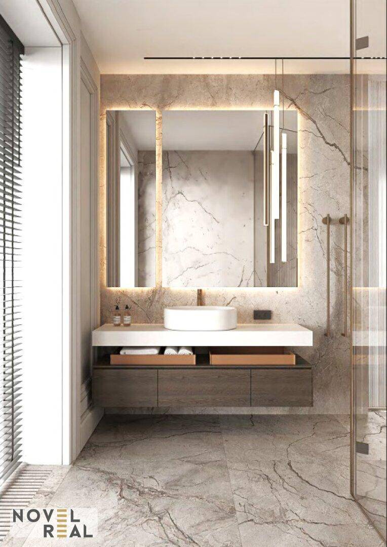 Modernes Badezimmer mit Marmorfliesen, schwebendem Waschtisch und begehbarer Dusche.