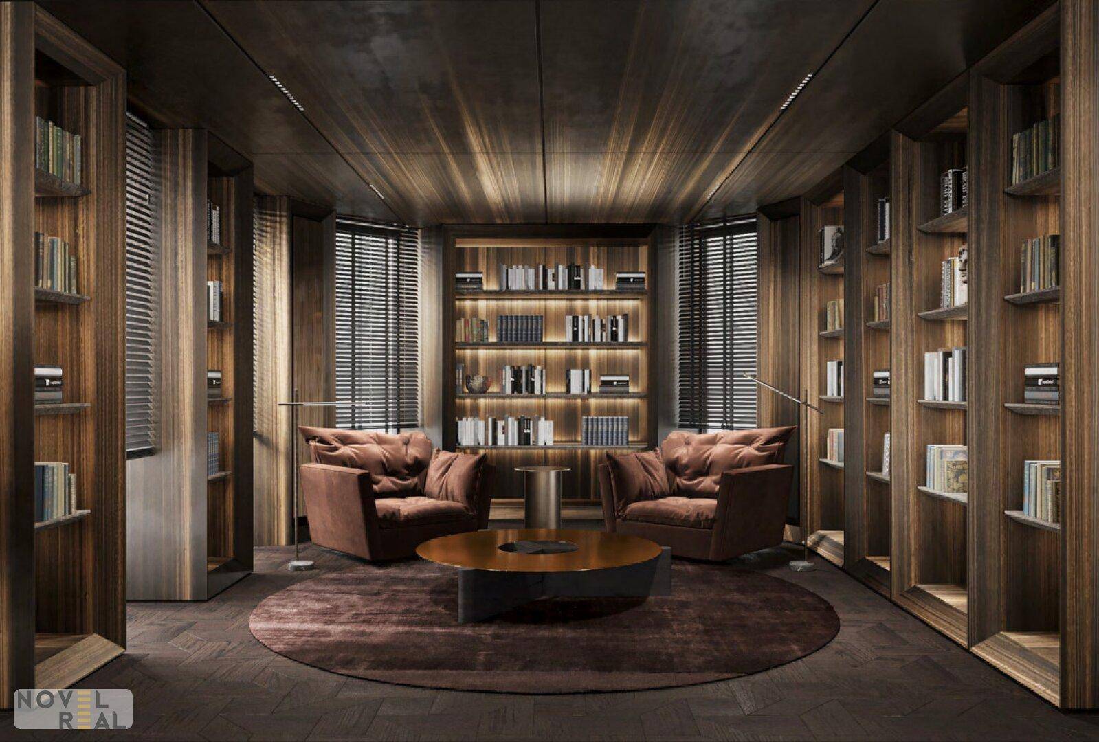 Gemütliche Bibliothek mit dunklen Holzwänden, eingebauten Bücherregalen und bequemen Sesseln.
