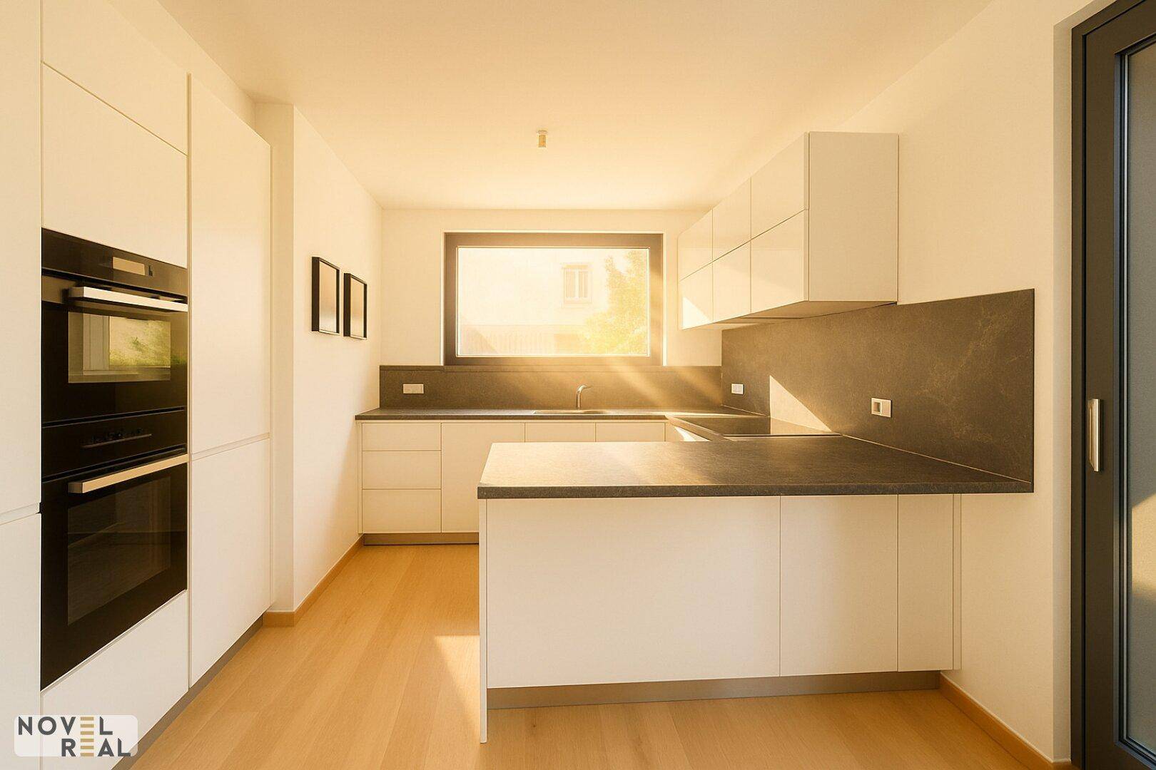 Moderne Küche mit weißen Schränken, dunkler Arbeitsplatte und integrierten Backöfen.
