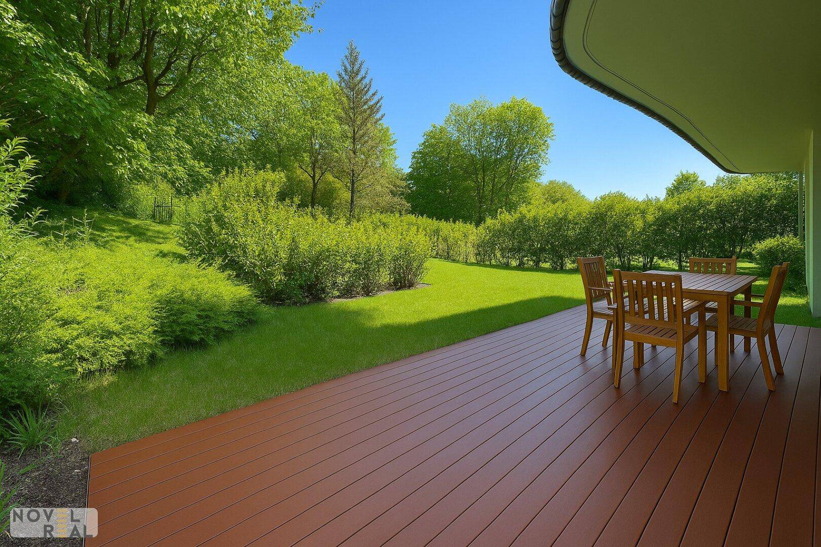Sonnige Holzterrasse mit Gartenmöbeln und üppigem Grün, ideal für entspannte Stunden im Freien.