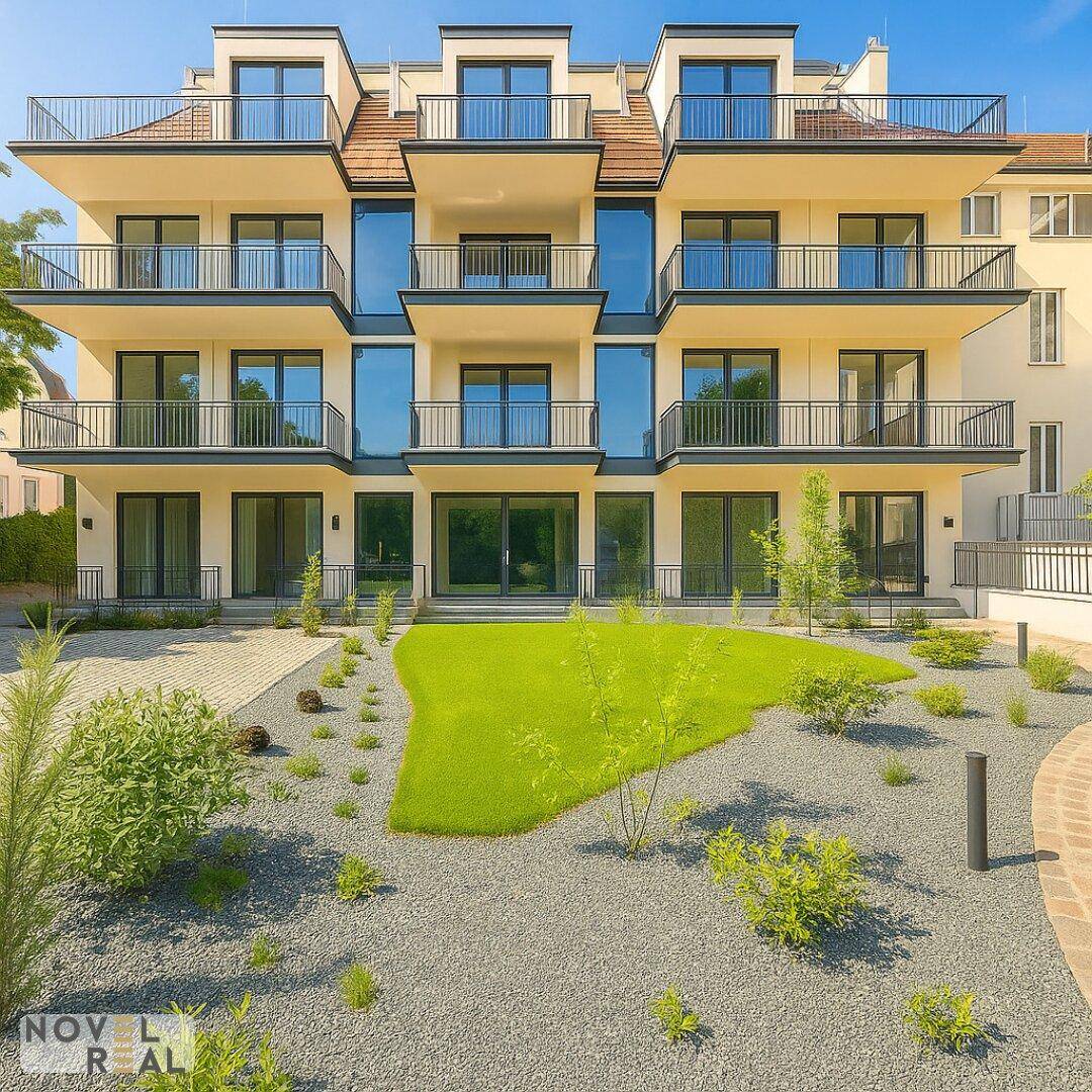 Moderne Wohnanlage mit mehreren Balkonen, großen Glasfronten und einer ansprechenden Außenanlage.