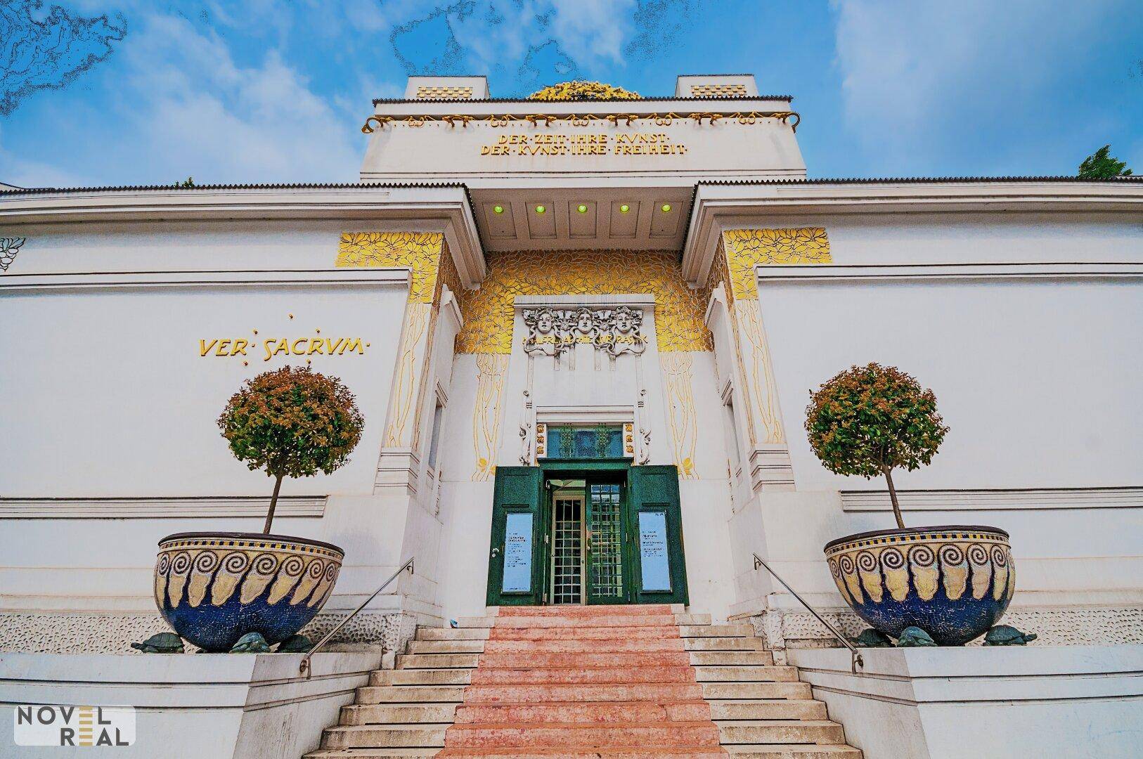 Das Secessionsgebäude in Wien, ein ikonisches Beispiel des Jugendstils mit goldener Kuppel und kunstvollen Verzierungen.