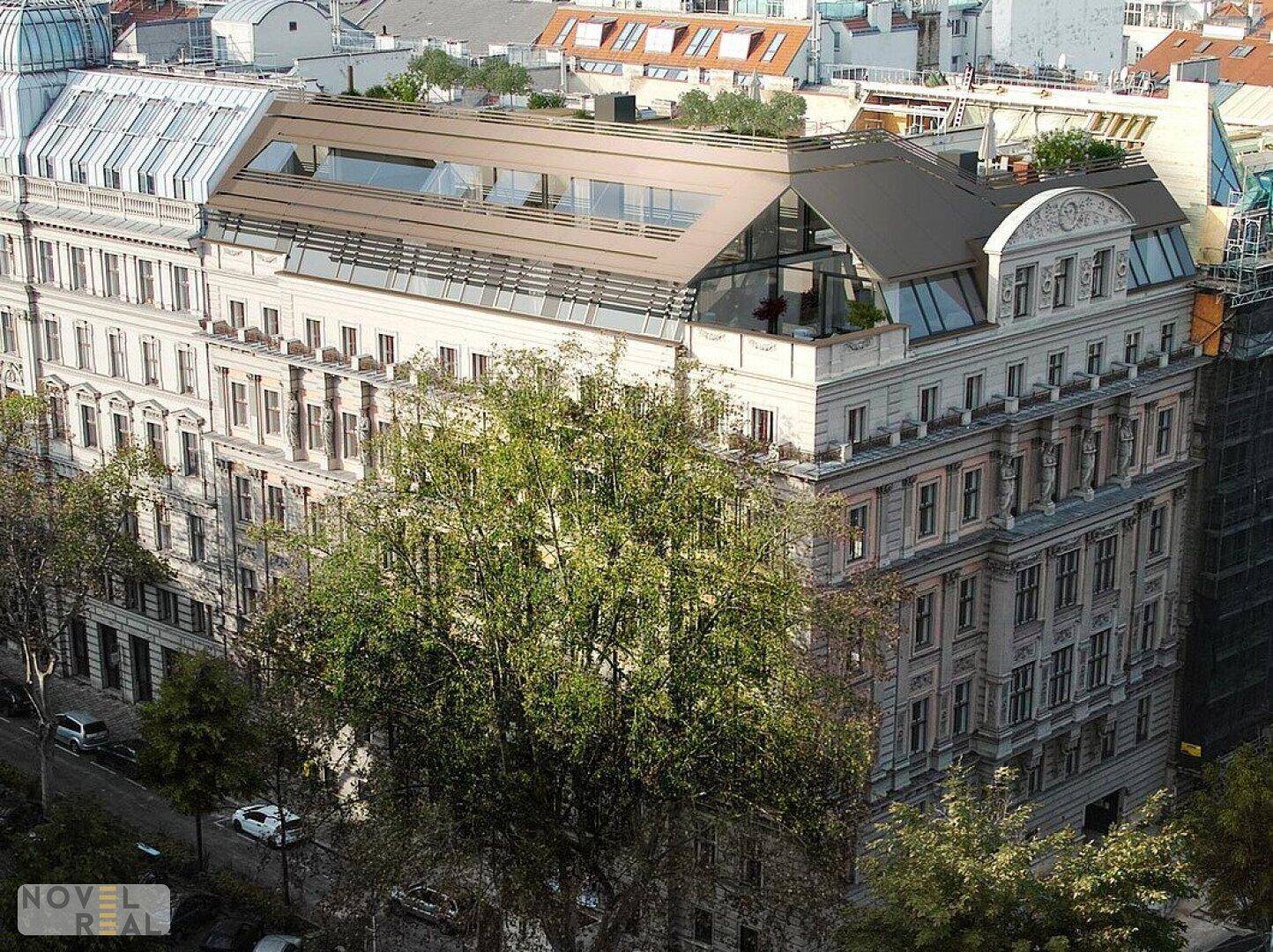 Historisches Gebäude mit modernem Dachausbau und Blick auf die umliegende Stadtlandschaft.
