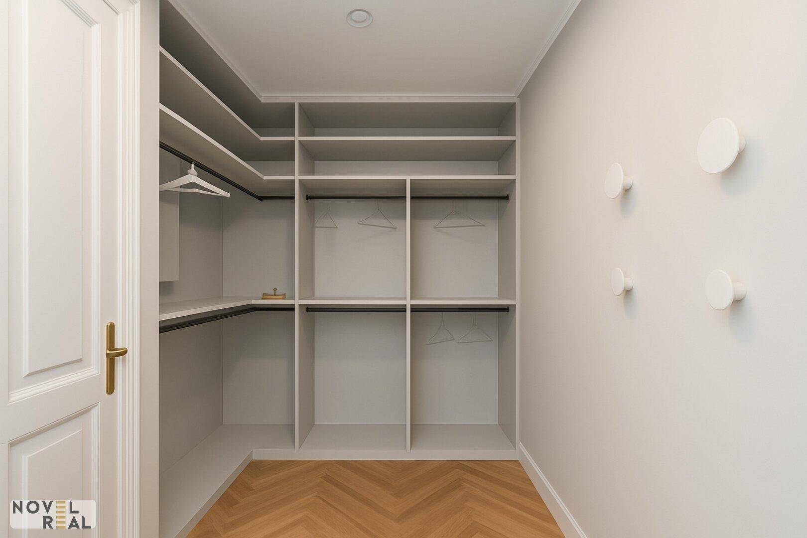 Heller begehbarer Kleiderschrank mit offenen Regalen und Kleiderstangen.