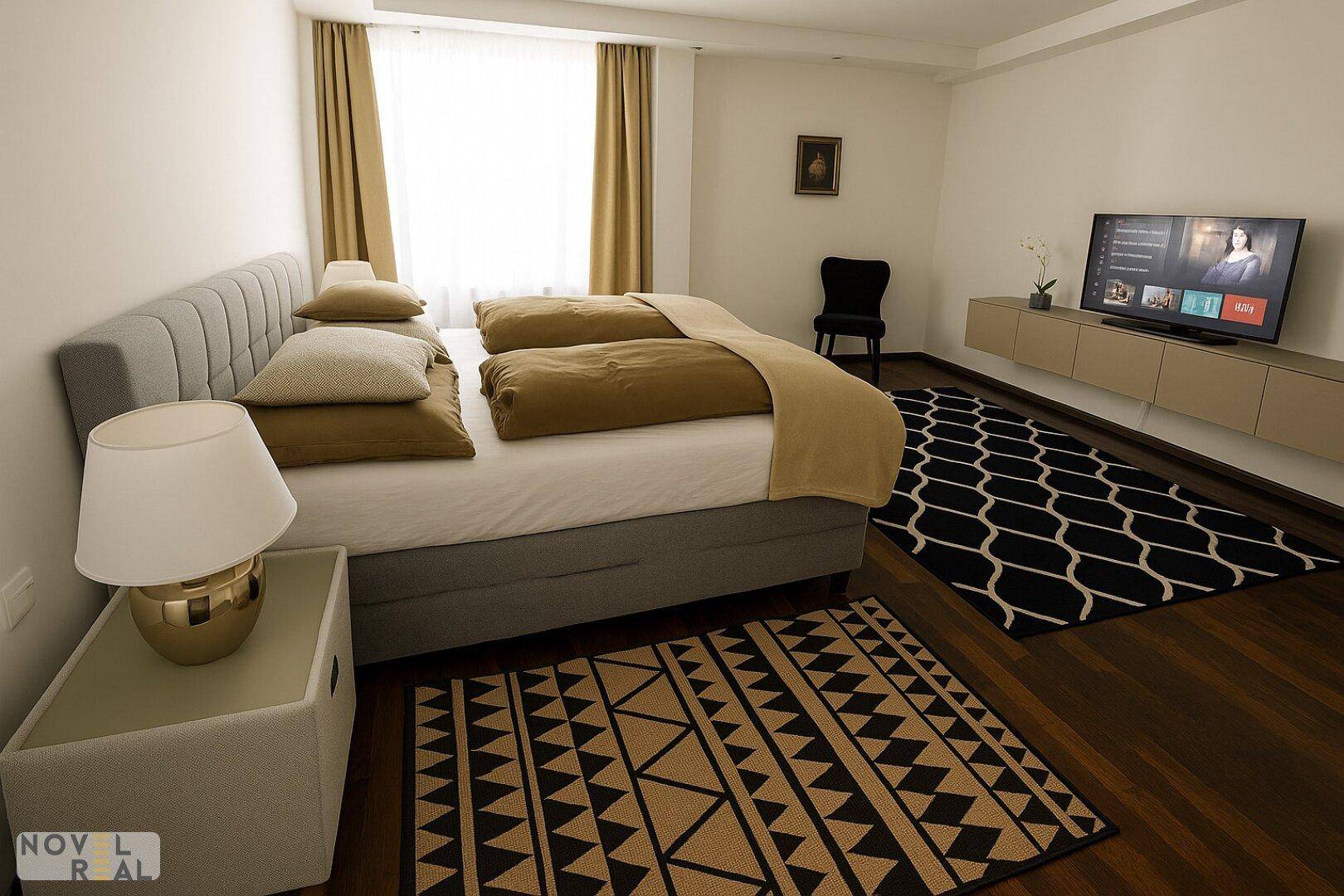 Gemütliches Schlafzimmer mit großem Bett, Nachttischlampe und Fernseher.