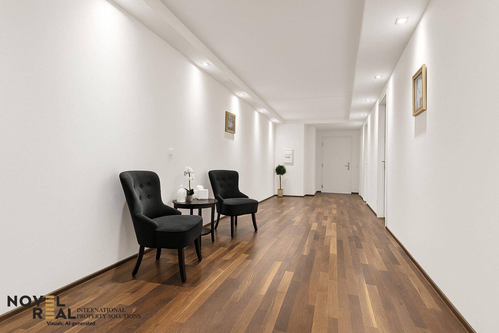 Langer, heller Flur mit Holzboden, dekorativen Stühlen und Bildern an der Wand.