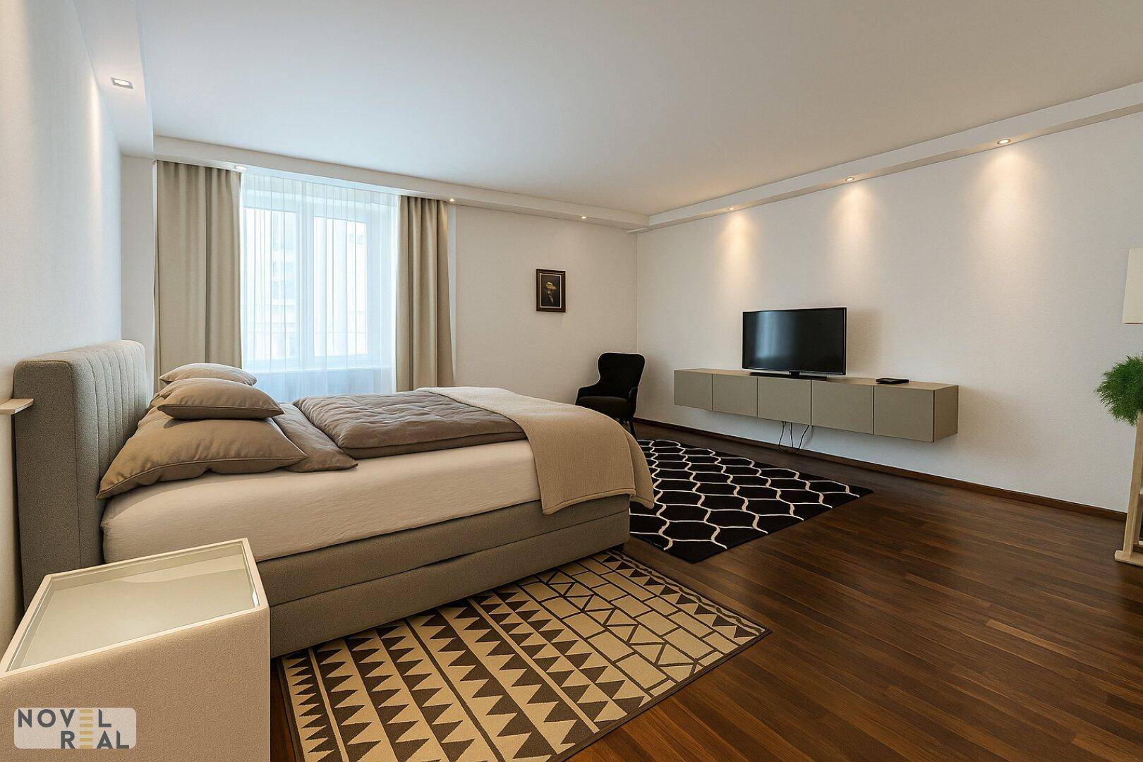 Helles Schlafzimmer mit großem Bett, Fenster und modernem TV-Möbel.