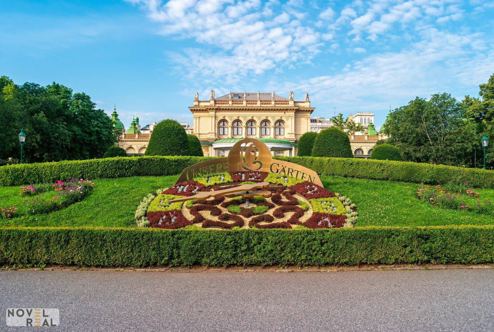 Prachtvolles Gebäude mit gepflegtem Garten und kunstvoller Blumenbepflanzung.
