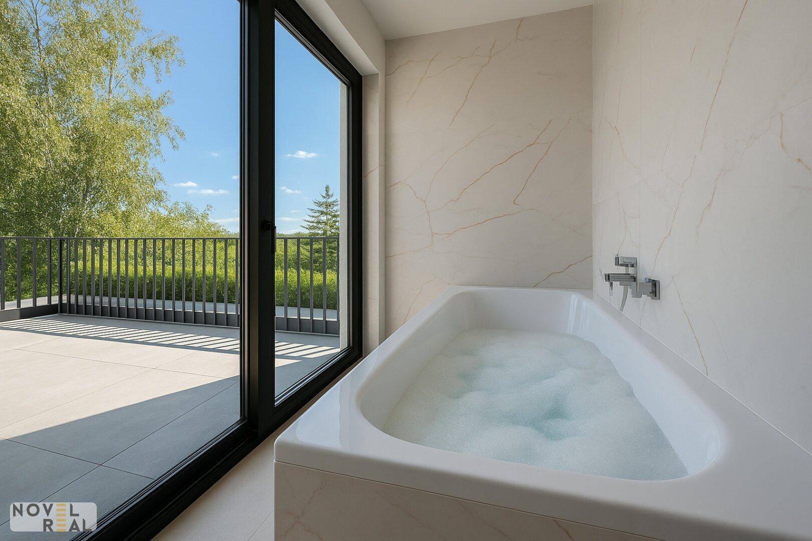 Modernes Badezimmer mit Badewanne, Marmorfliesen und Zugang zu einer großen Terrasse mit Aussicht.