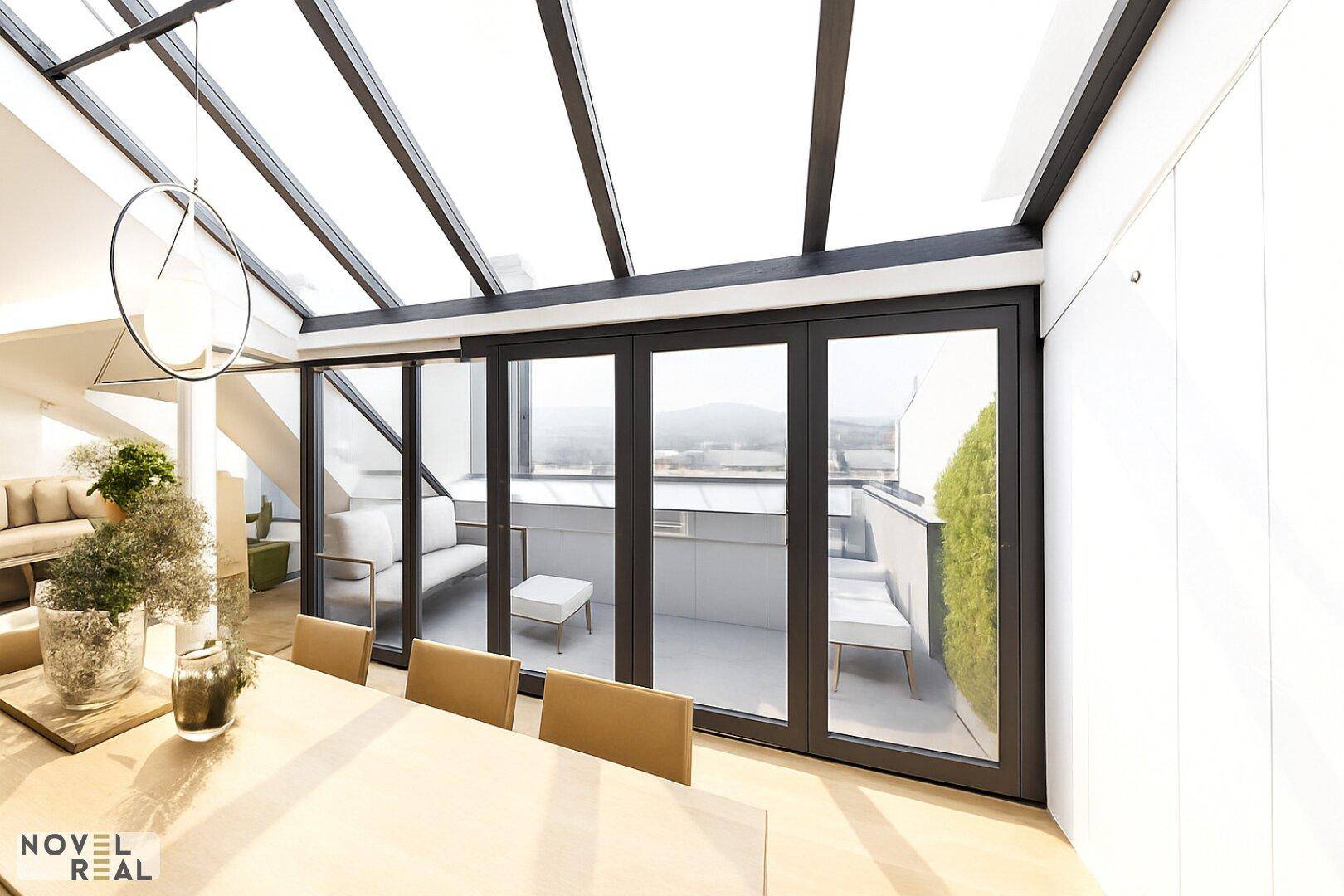 Moderner Wohn-Essbereich mit Glasdach und Zugang zu einer Dachterrasse mit Weitblick.