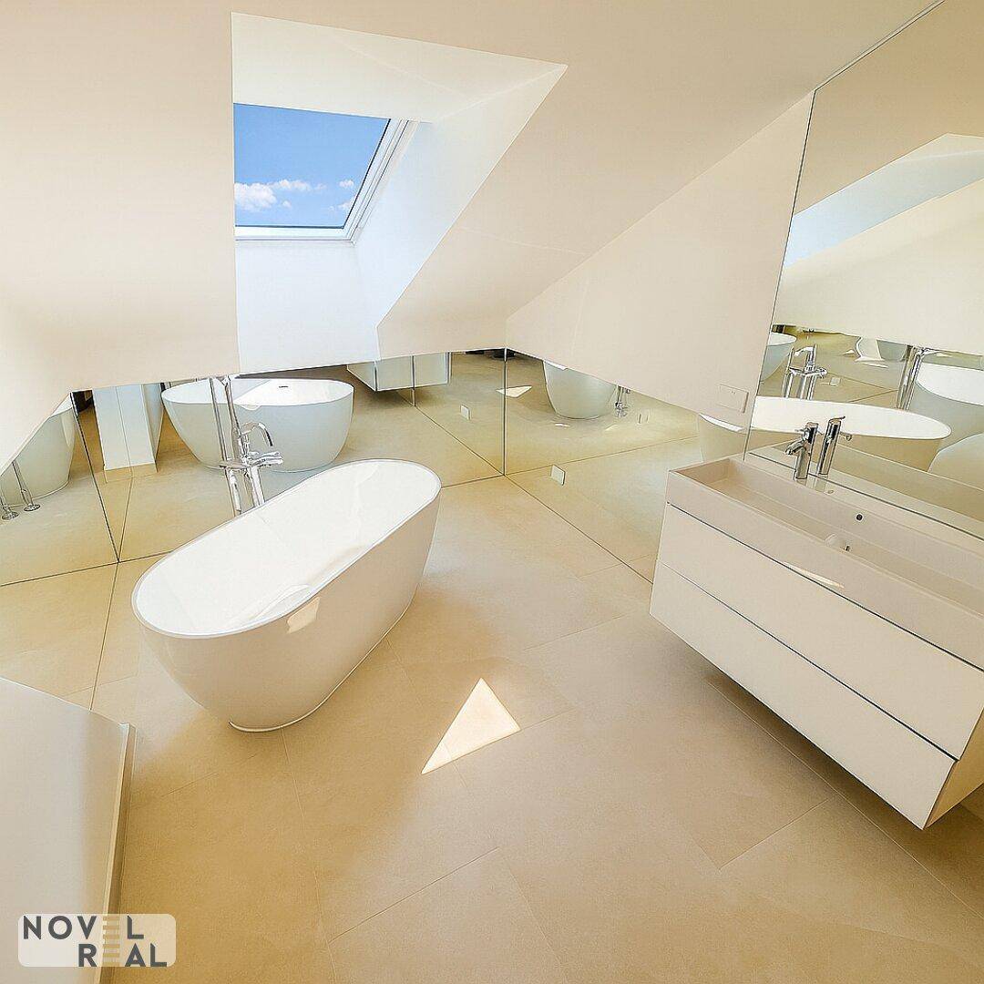 Elegantes Badezimmer mit freistehender Badewanne, Doppelwaschbecken und vielen Spiegelflächen.