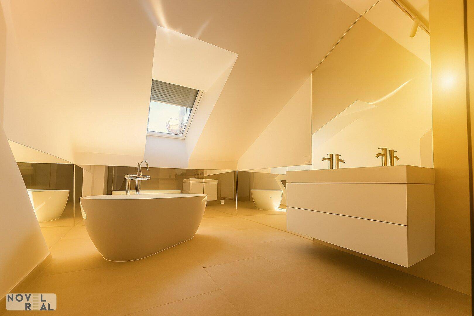 Modernes Badezimmer mit freistehender Badewanne, Doppelwaschbecken und Dachfenster, sonnig.
