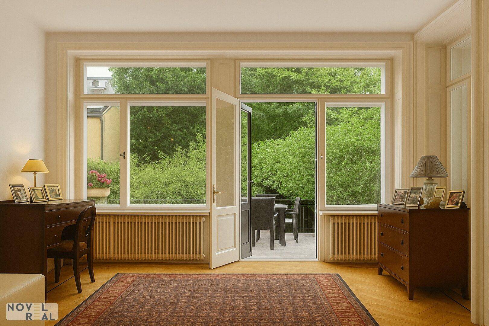 Heller Raum mit Parkettboden, großen Fenstern und direktem Zugang zu einer Außenterrasse.