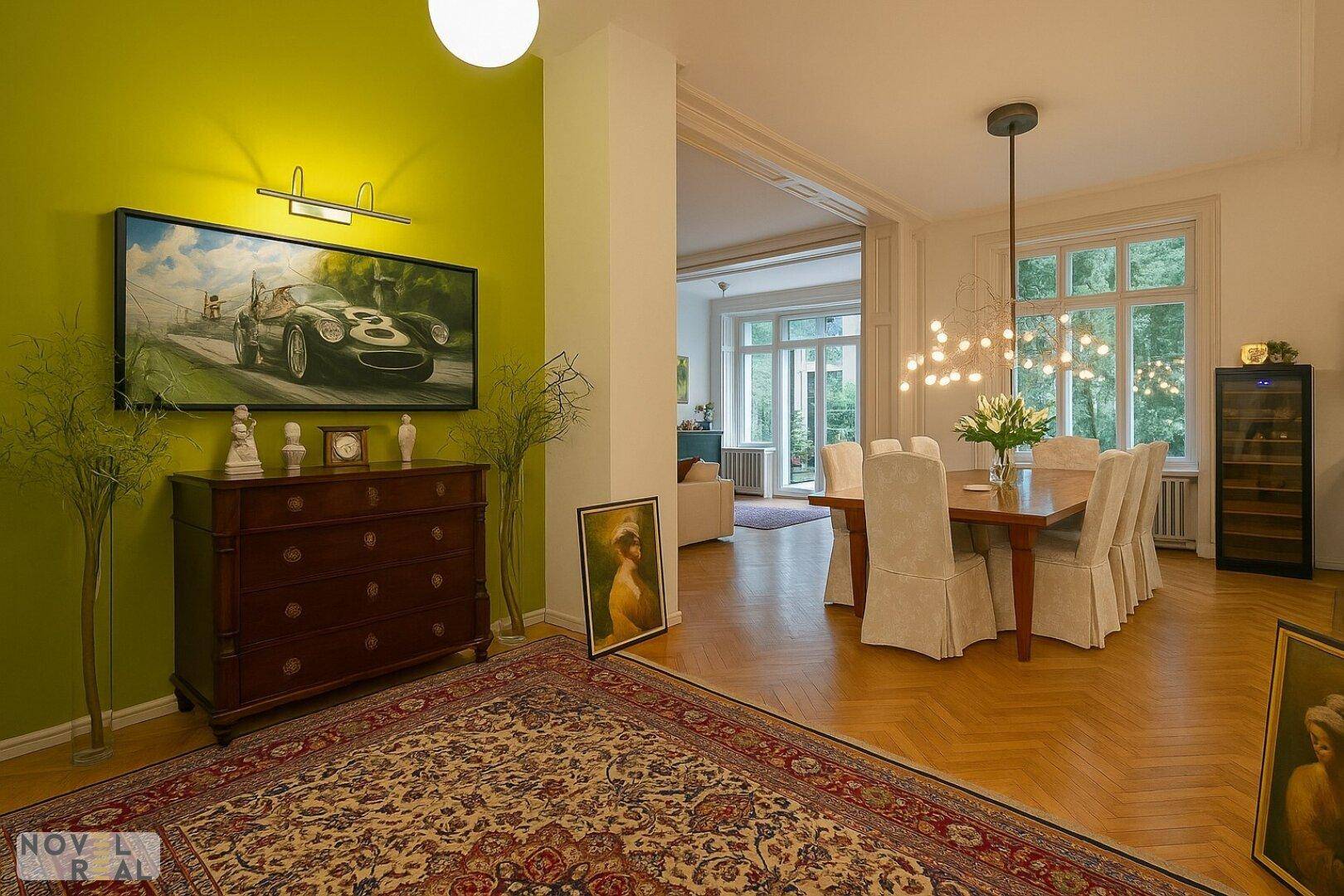 Geräumiger Essbereich mit Parkettboden und Blick ins Grüne, offen verbunden mit dem Wohnzimmer.