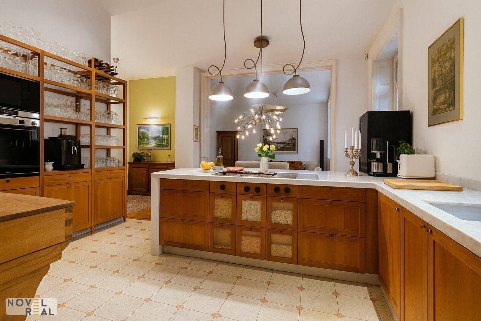 Moderne Küche mit Holzfronten, Kücheninsel und hochwertigen Geräten, offen zum Essbereich.