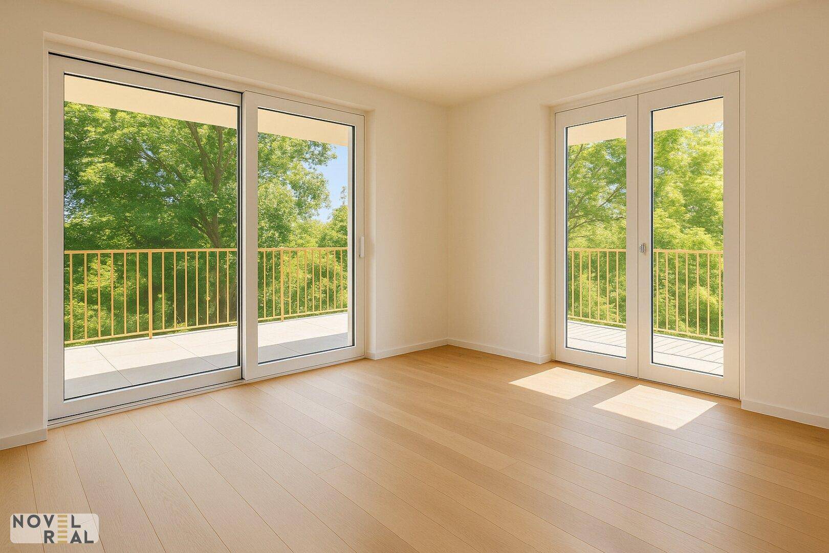 Lichtdurchfluteter Raum mit Holzboden und Zugang zu einem Balkon mit grüner Aussicht.