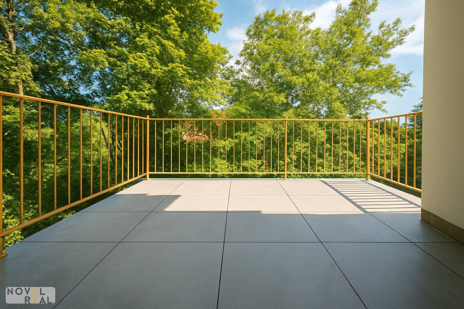 Heller Balkon mit gelbem Geländer und direktem Blick auf grüne Bäume und Natur.