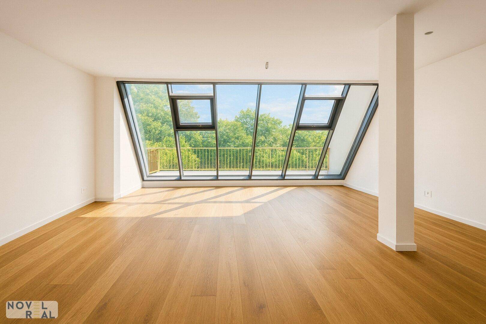 Helles Wohnzimmer mit Holzboden und einzigartiger Fensterfront mit Blick ins Grüne.