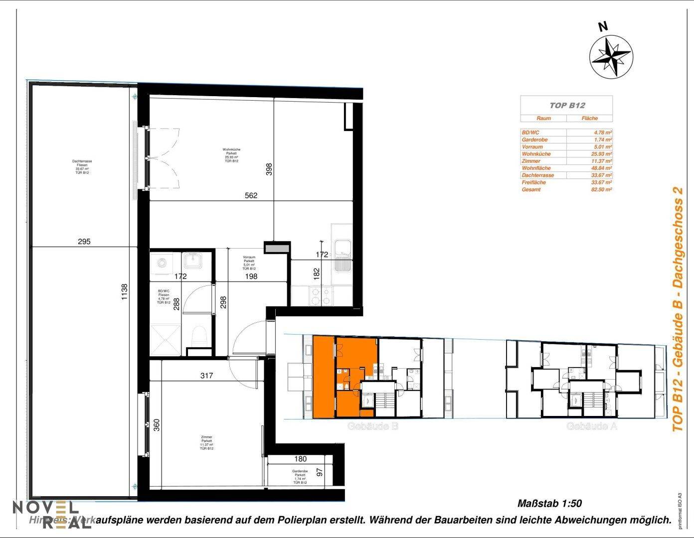 Grundriss des Dachgeschosses (TOP B12) mit offenem Wohnbereich, Balkon und Terrasse.