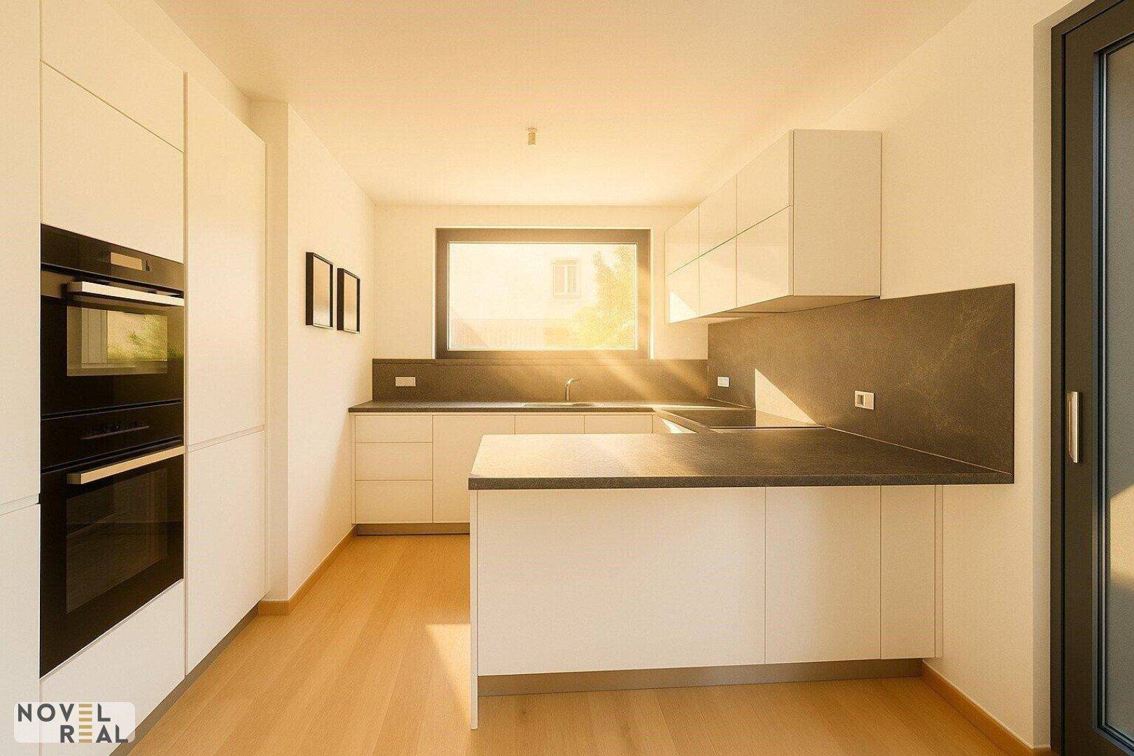 Moderne Einbauküche mit weißen Schränken, dunkler Arbeitsplatte und integrierten Geräten.
