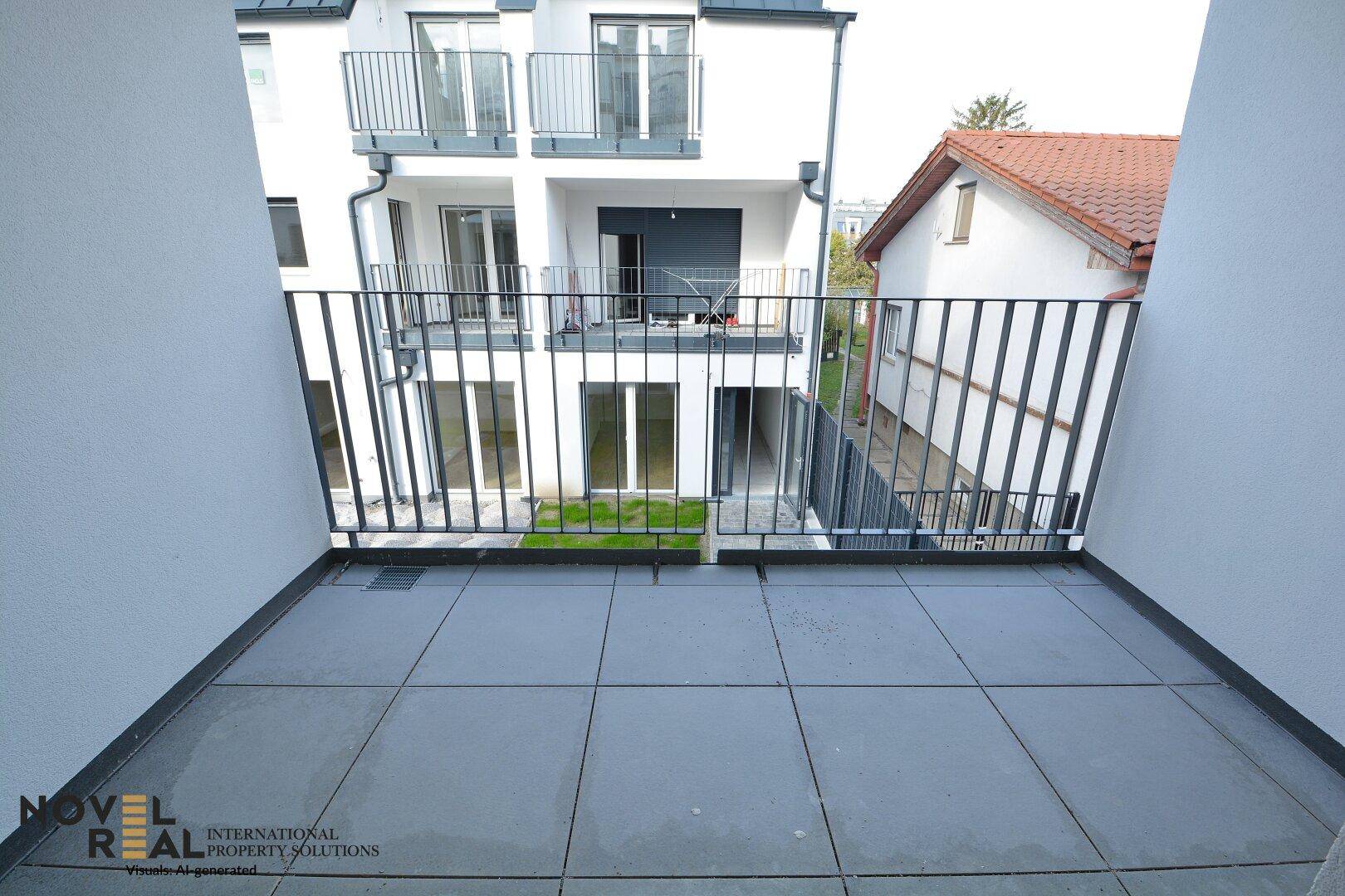 Balkon mit Fliesenboden und Blick auf den begrünten Innenhof und die umliegenden Gebäude.