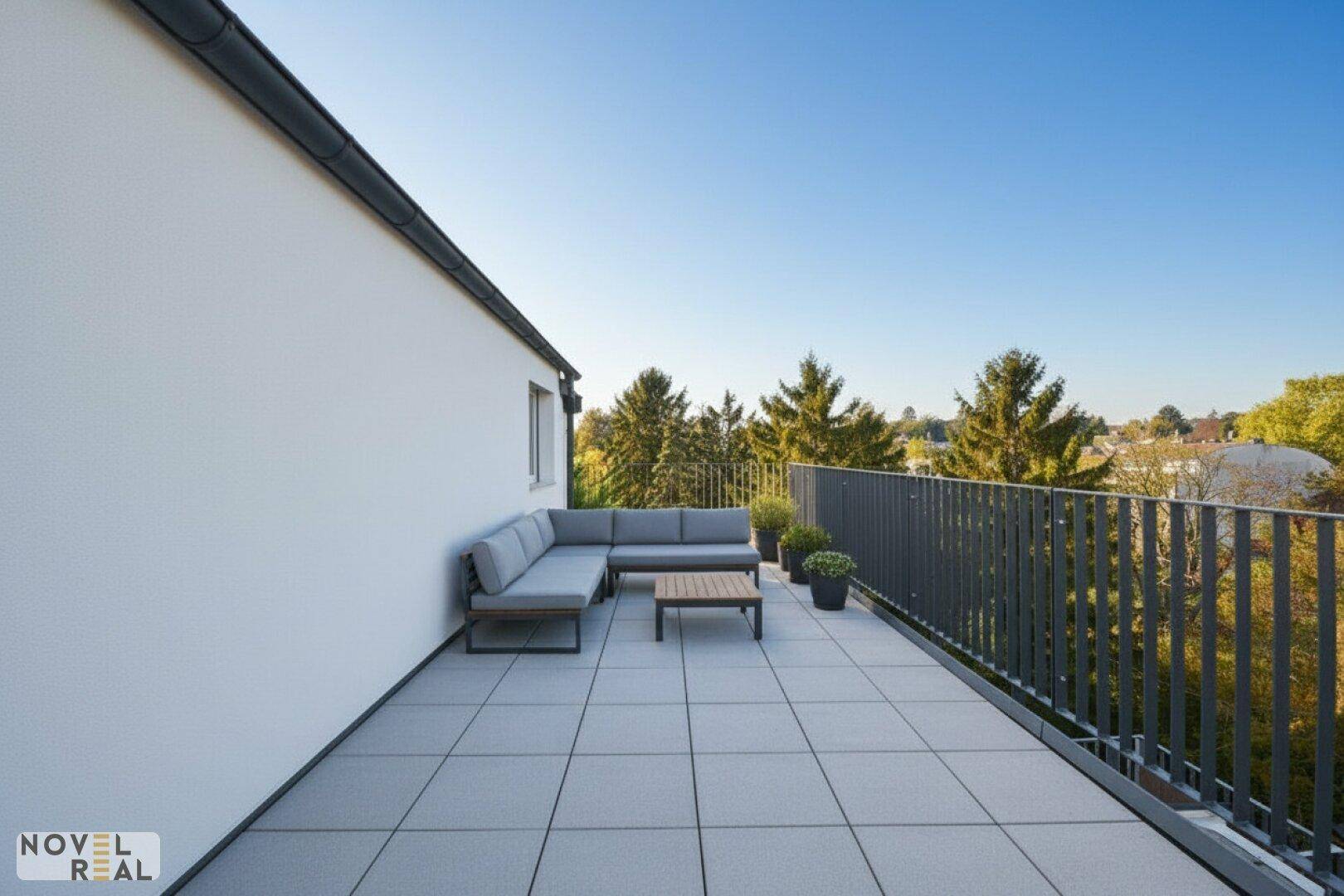 Geräumige Dachterrasse mit modernen Loungemöbeln und weitem Blick ins Grüne.