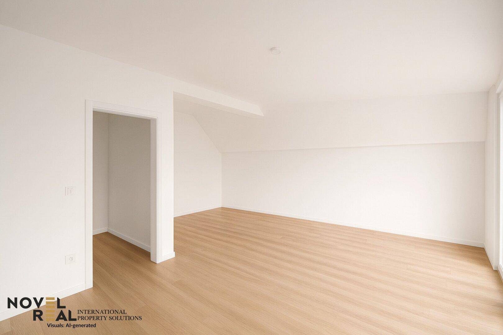 Heller, unmöblierter Raum mit Holzfußboden, weißen Wänden und einer Dachschräge, ideal für Schlafzimmer oder Büro.