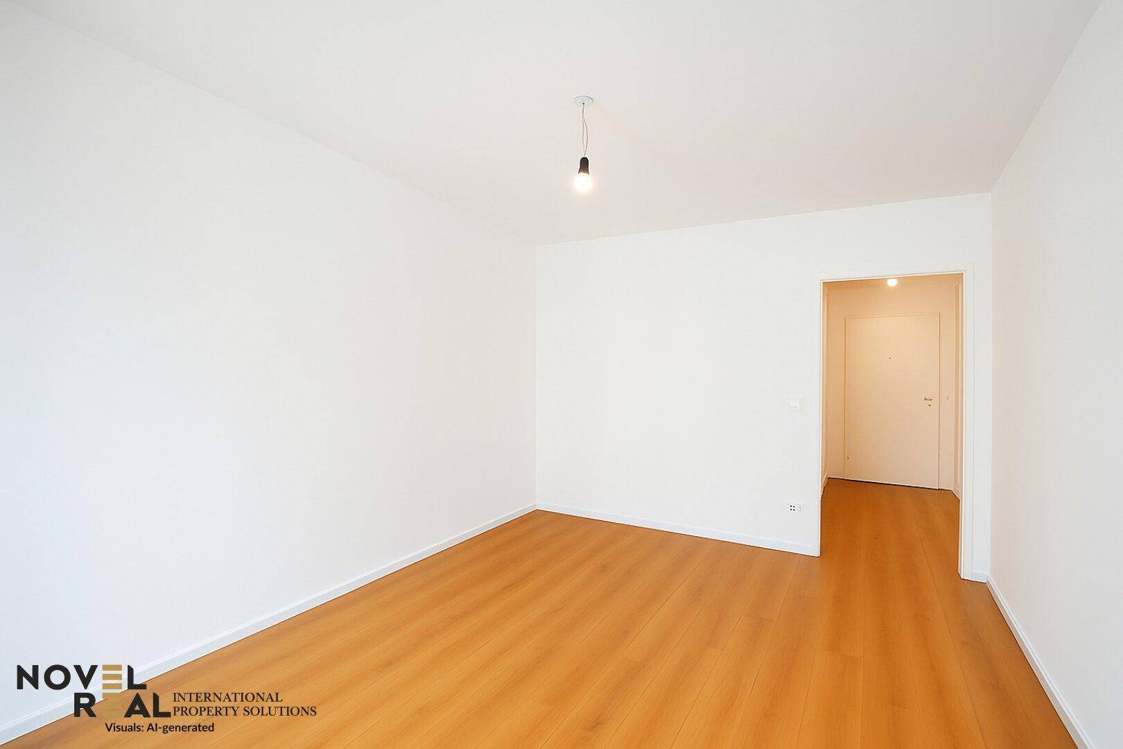 Leeres Zimmer mit hellem Holzboden und weißen Wänden, bereit zur Einrichtung.