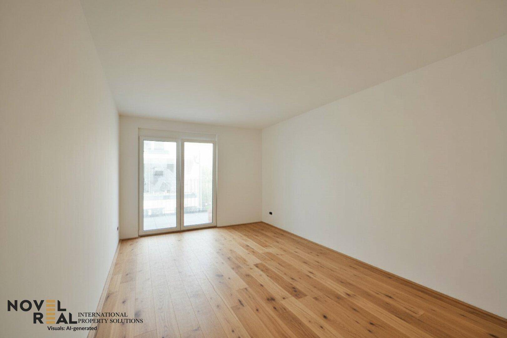 Leeres Wohnzimmer mit hellem Holzparkett und Zugang zu einem Balkon oder einer Terrasse.