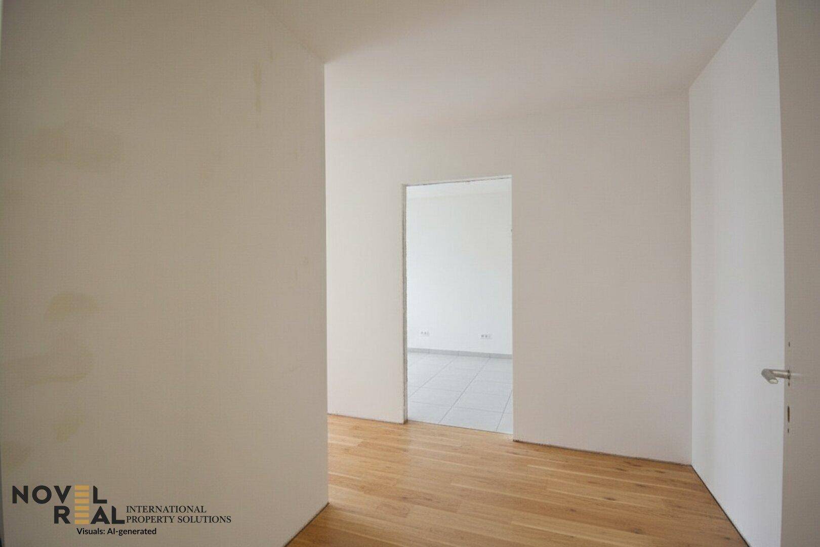 Heller Flur mit Holzfußboden, der zu einem weiteren Raum mit Fliesen führt.