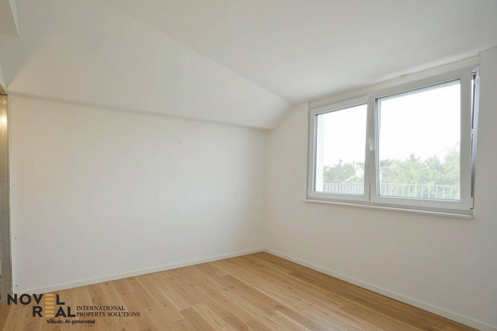 Helles Zimmer mit Holzboden, weißen Wänden und Fenster mit Blick ins Grüne.