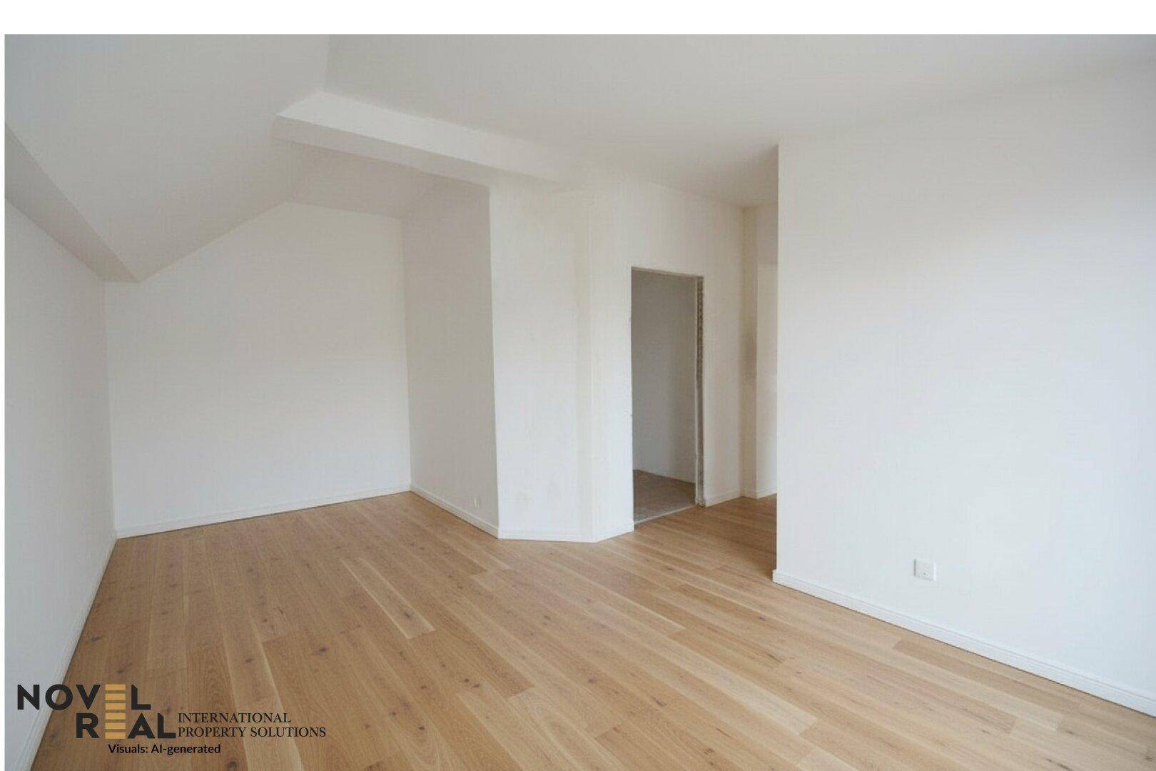 Leerer Raum mit Holzboden, weißen Wänden und sichtbarer Dachschräge, ideal für ein Schlafzimmer.