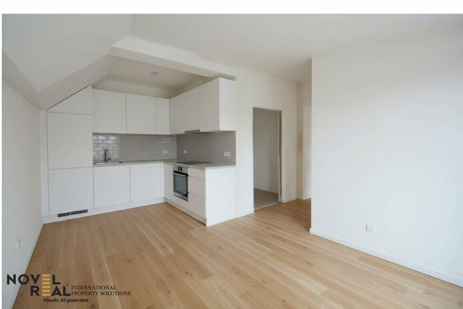 Heller Raum mit moderner Einbauküche, Holzboden und weißen Wänden.