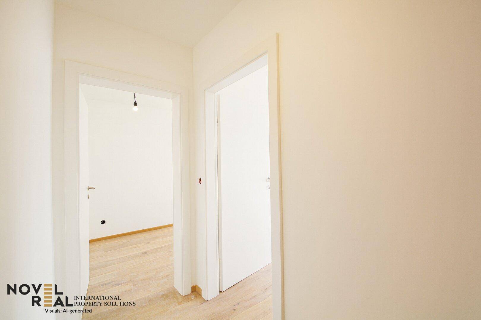 Heller Flur mit Holzboden, der zu weiteren Zimmern der Wohnung führt.