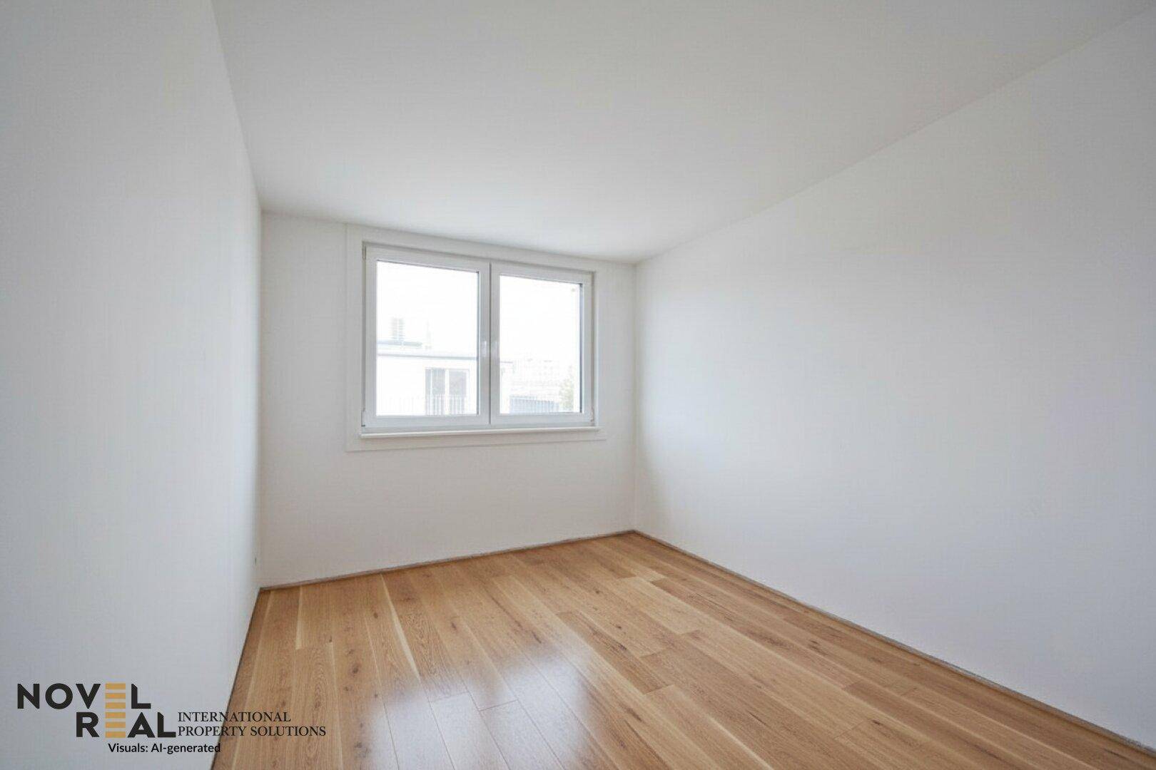 Leeres Schlafzimmer mit hellem Holzboden und großem Fenster für viel Tageslicht.