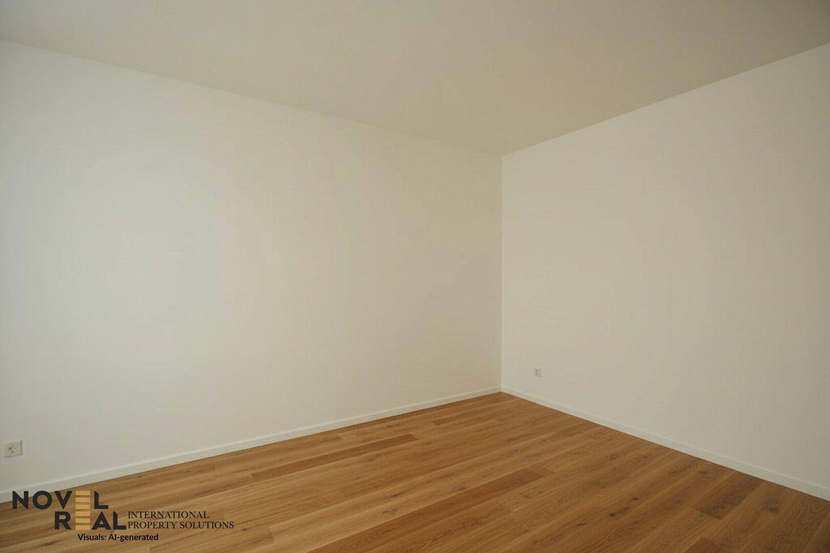 Leerer Raum mit hellen Wänden und hochwertigem Holzboden, bereit zur individuellen Gestaltung.