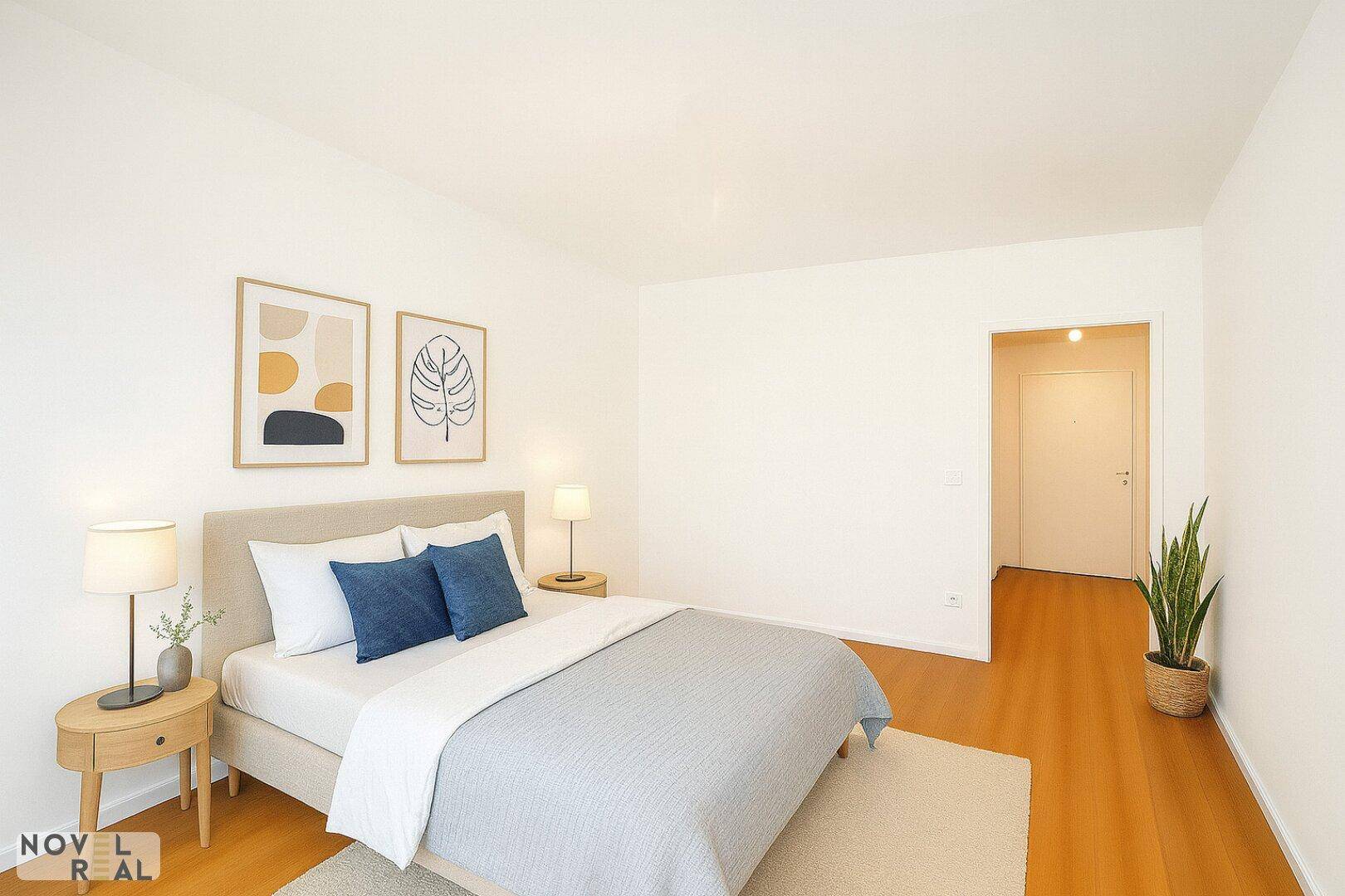 Gemütliches Schlafzimmer mit Holzboden, Doppelbett und moderner Dekoration, einladend und hell.