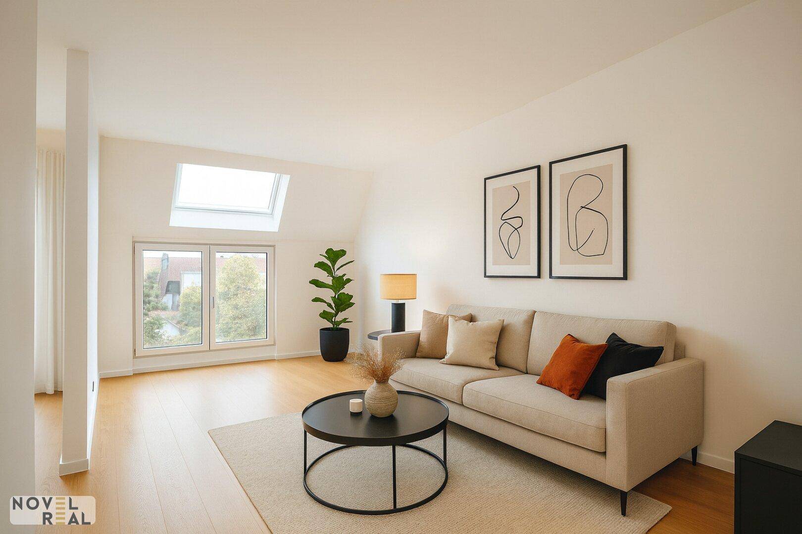Gemütliches Wohnzimmer mit modernem Sofa, Holzboden und viel Tageslicht durch große Fenster.