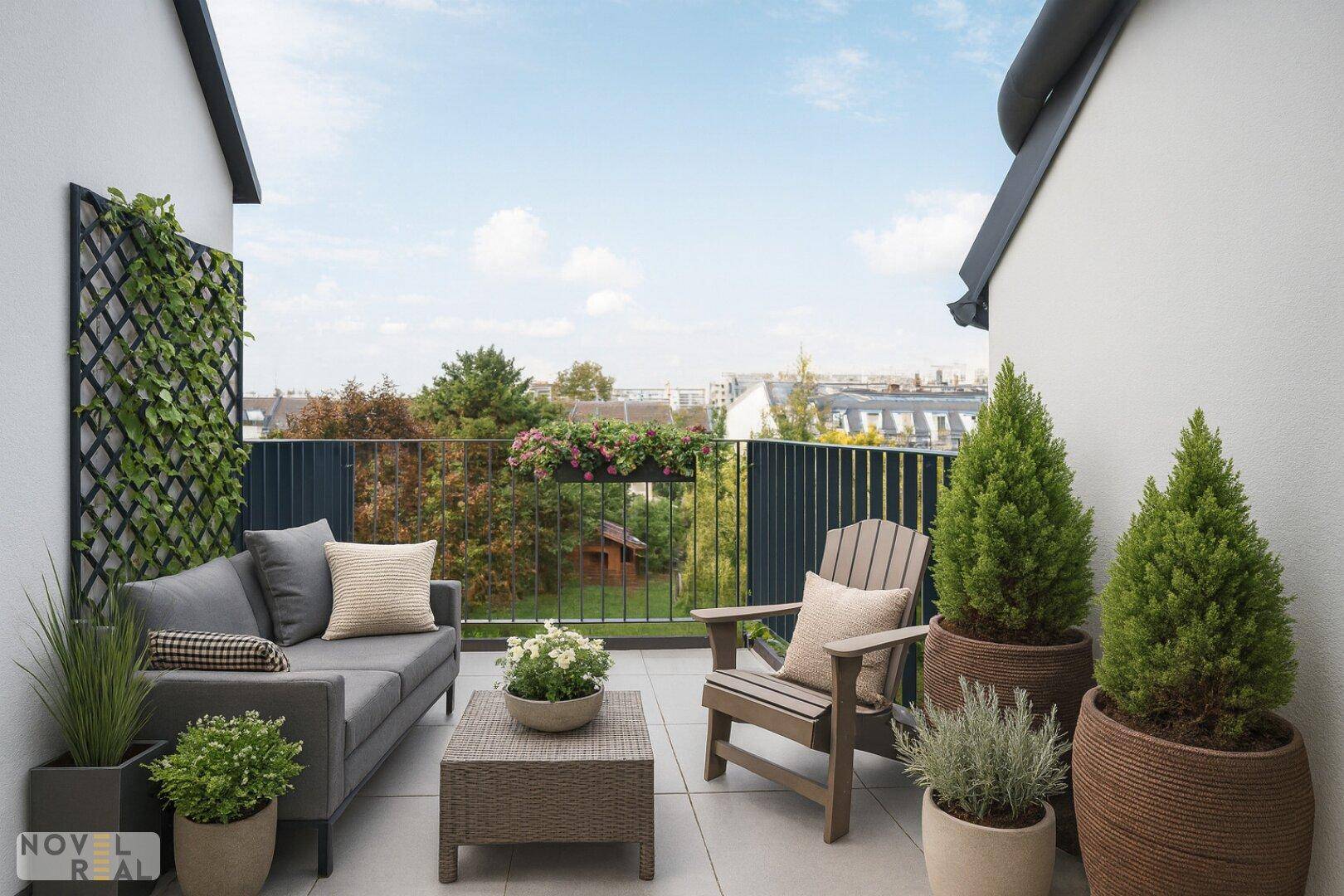 Möblierter Balkon mit bequemen Sitzgelegenheiten und Pflanzen, bietet einen entspannten Ausblick.