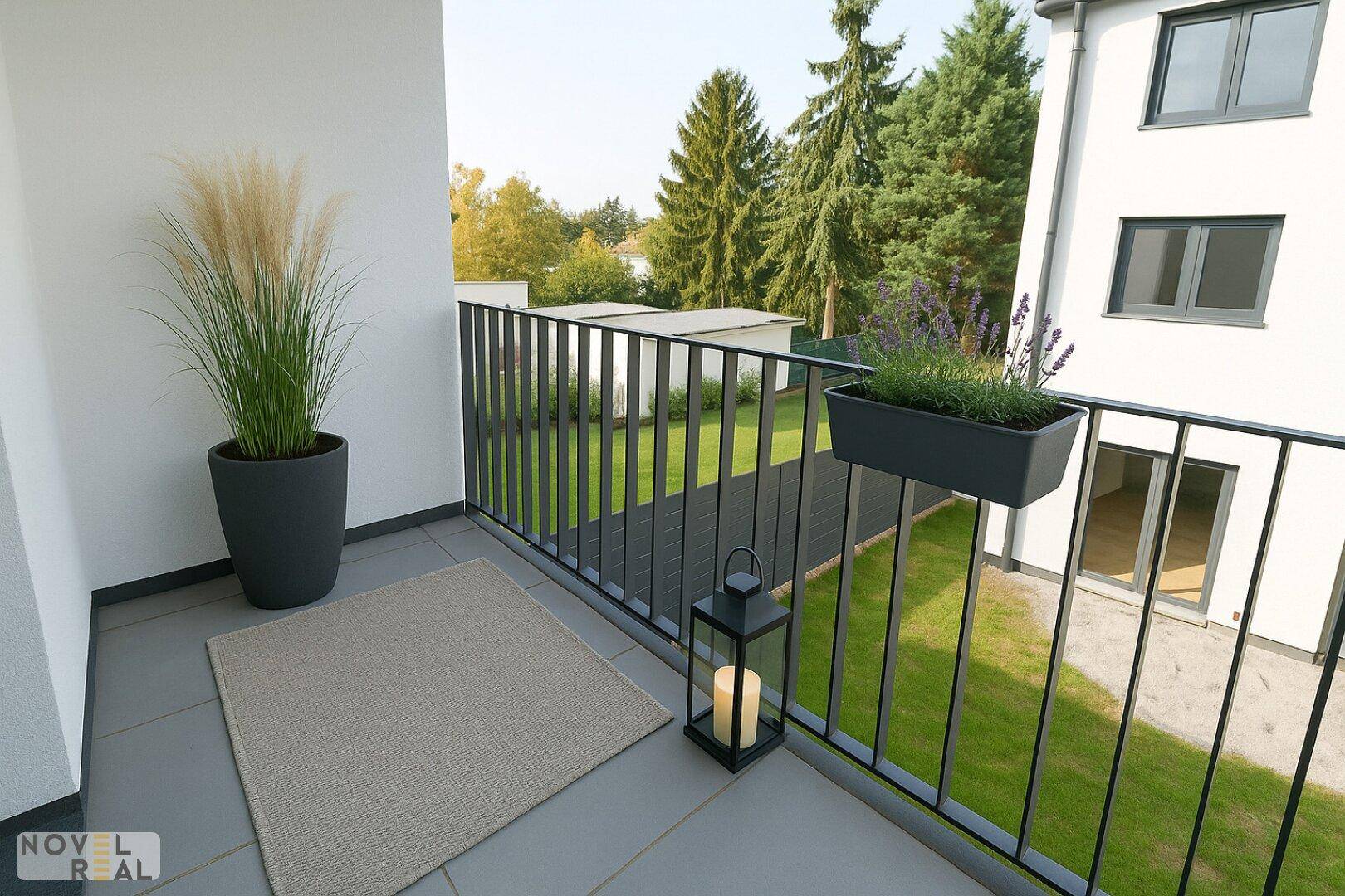 Sonnenverwöhnter Balkon mit Pflanzen und Dekoration, bietet einen angenehmen Blick ins Grüne.
