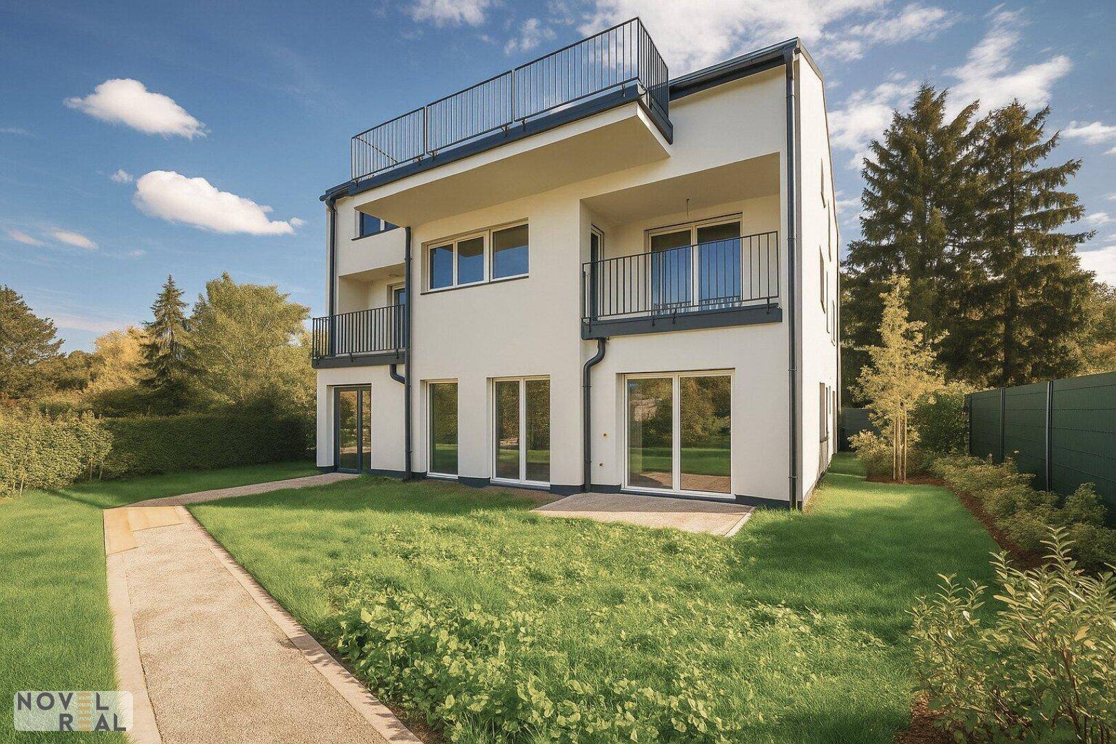 Moderne Architektur eines Neubaus mit großen Fenstern, Balkonen und gepflegter Rasenfläche.