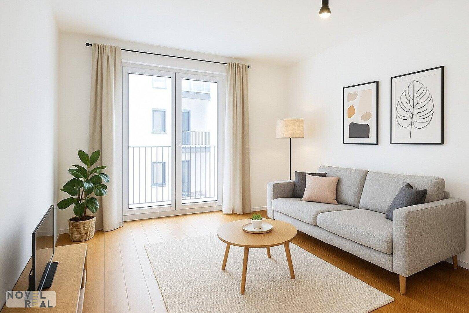 Helles, modernes Wohnzimmer mit Holzboden, bequemer Couch und Zugang zu einem französischen Balkon.