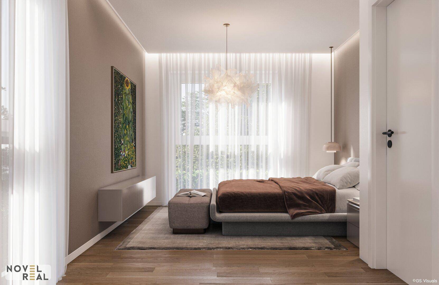 Helles Schlafzimmer mit Holzboden, großem Fenster und moderner Dekoration, das eine ruhige Atmosphäre schafft.