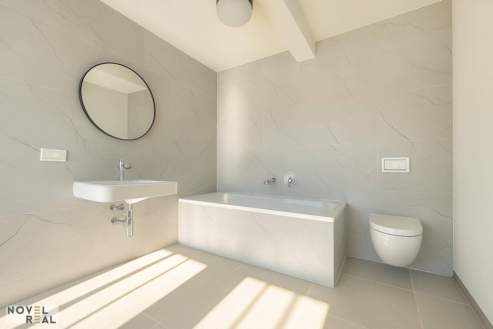 Modernes Badezimmer mit Badewanne, Wand-WC und eleganten grauen Fliesen.